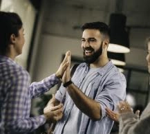 Personas alegres chocando las manos